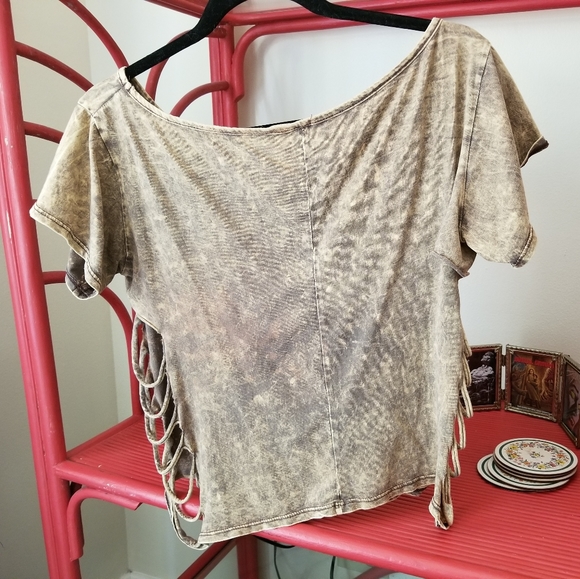 Sun & Moon Crop Top with Cutout Side Detailing📌 FINAL PRICE - Picture 3 of 6